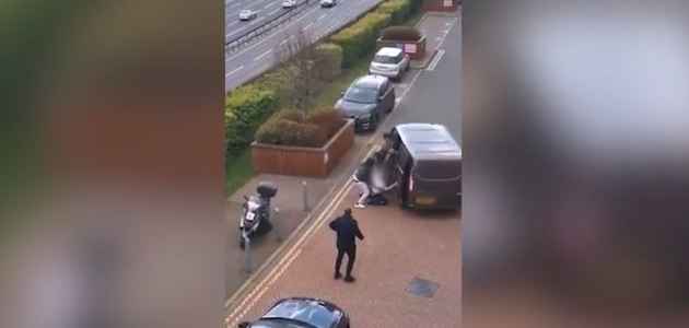 Uomo Rapito In Pieno Giorno A Londra Video Choc Picchiato Poi A Forza Nel Furgone