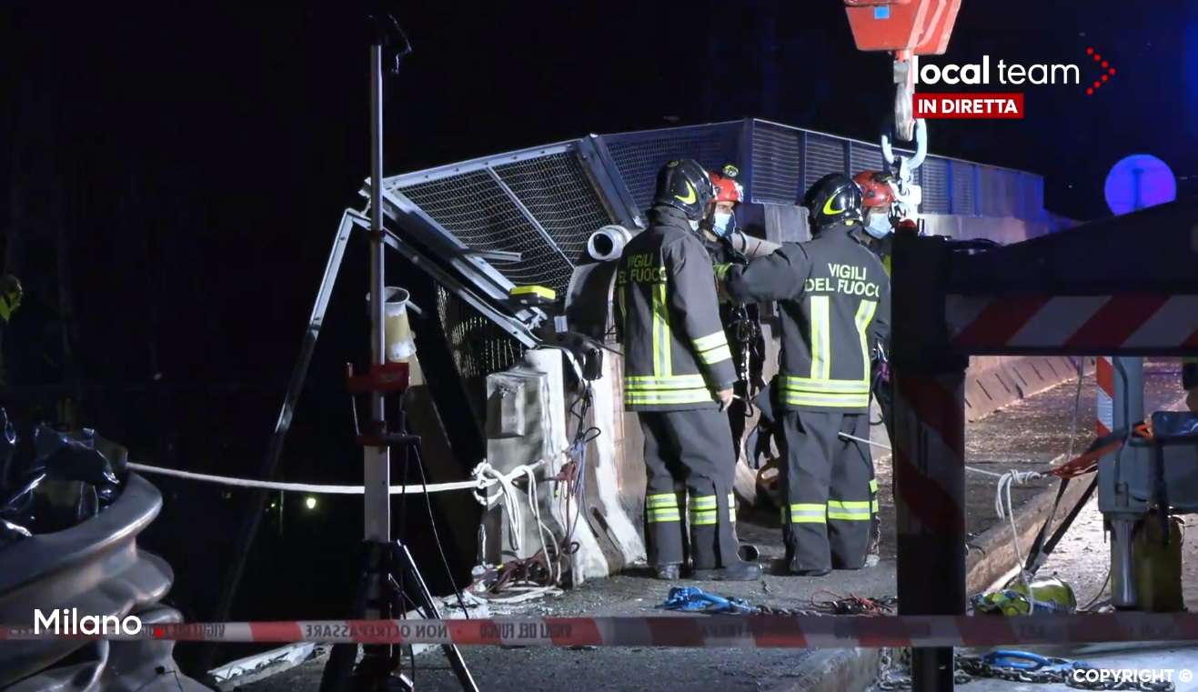 Auto Precipita Su Binari Video Incidente Milano Volo Di 12 Metri Grave 46enne