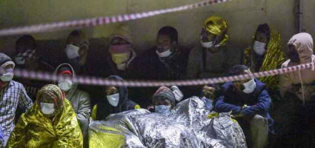 immigrazione migranti porto sbarco 4 lapresse1280 640x300