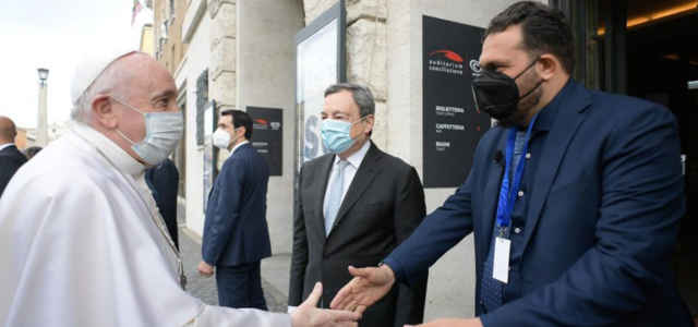 Papa Francesco con Gigi De Palo e il premier Mario Draghi