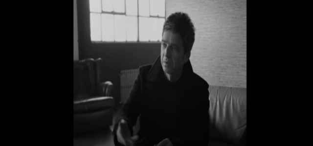 Noel Gallagher nel video del suo ultimo singolo We're on our way now