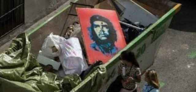 Foto del Che nella spazzatura