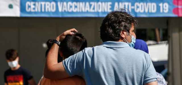 dodicenne causa padre no vax