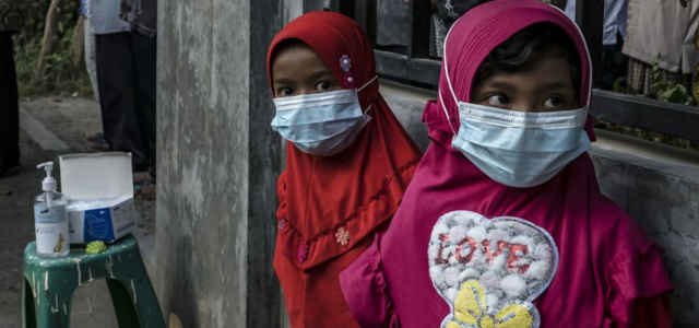 Indonesia, bambini con mascherina