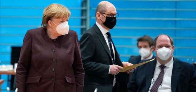 angela merkel olaf scholz helge braun 2021 lapresse 640x300