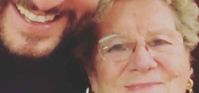 Enrico Papi in compagnia della mamma Luciana Riccioni
