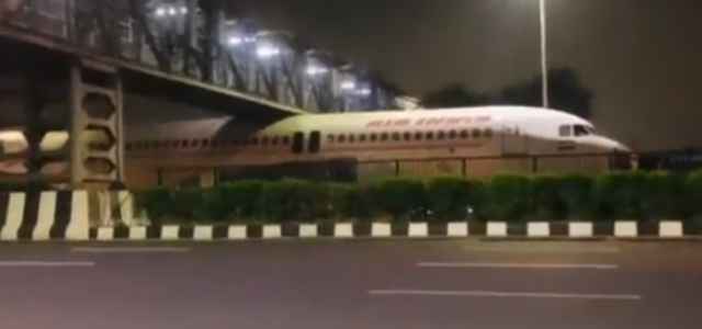 aereo incastrato sotto ponte India 640x300