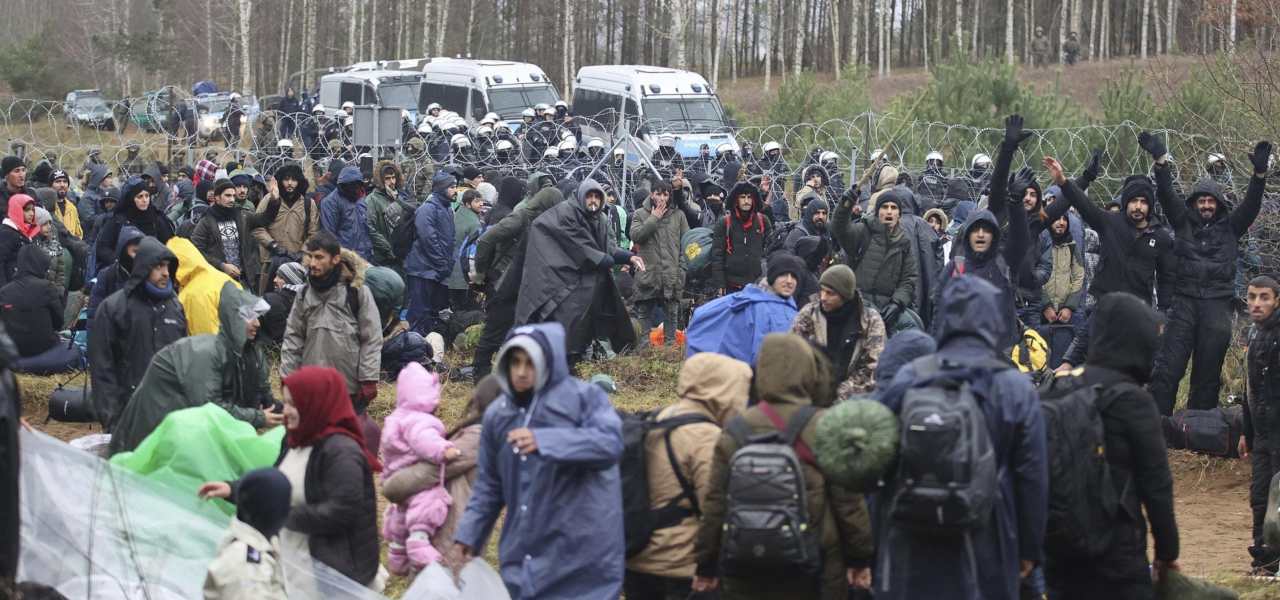 Bielorussia spinge migranti in Polonia/ Caos confine, Usa-Ue ...