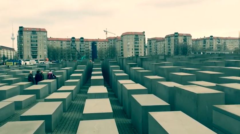 Berlin, Italiener stürzt vom Holocaust-Mahnmal / Saltava le Platten, wird schwer verletzt