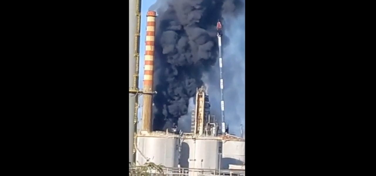 livorno incendio raffineria eni di stagno video fumo e scoppi nessun ferito