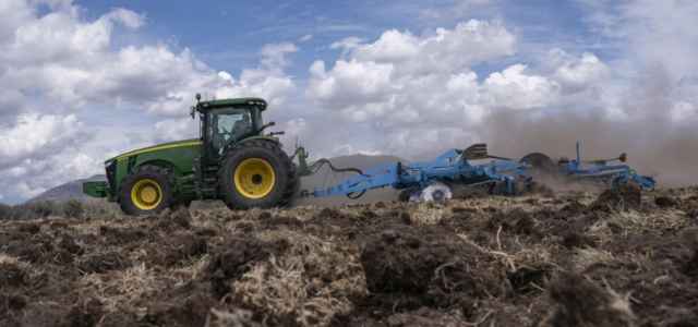 Trattore Siccita agricoltura Lapresse1280 640x300.jpeg