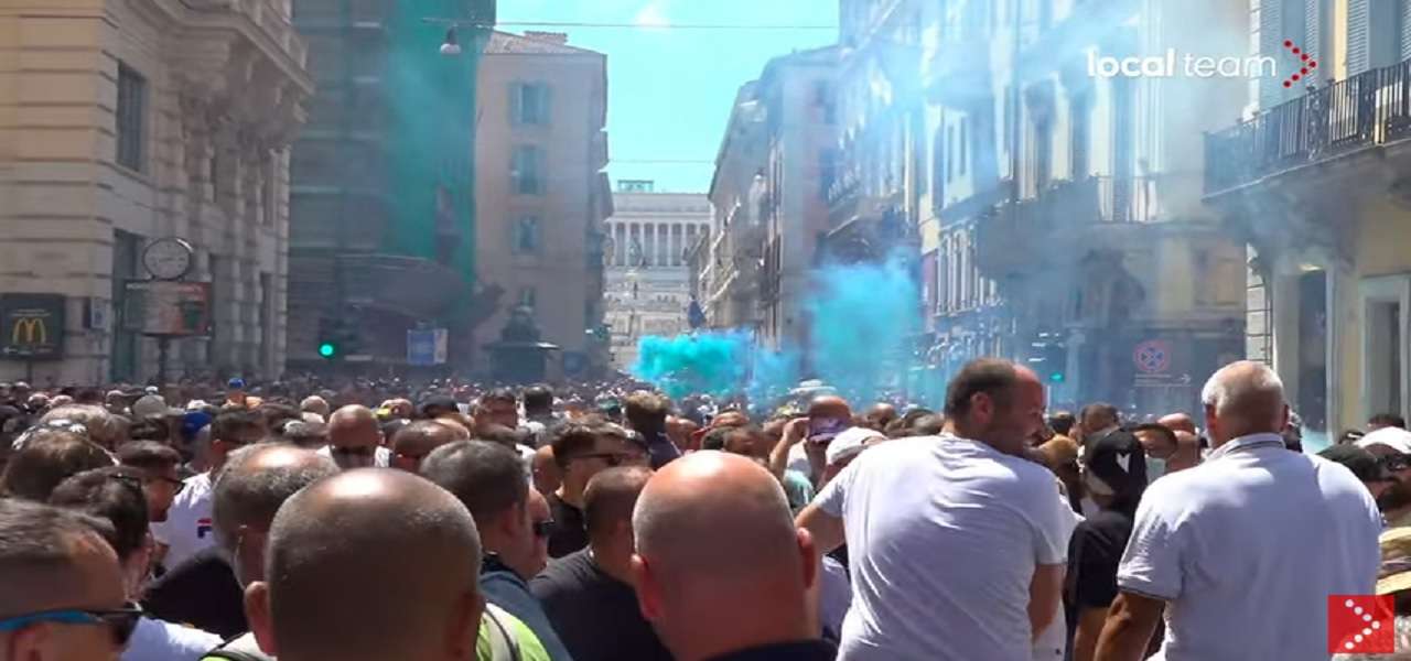 Protesta Taxi A Roma/ Video: Esplosi Petardi, Blindati I Palazzi ...