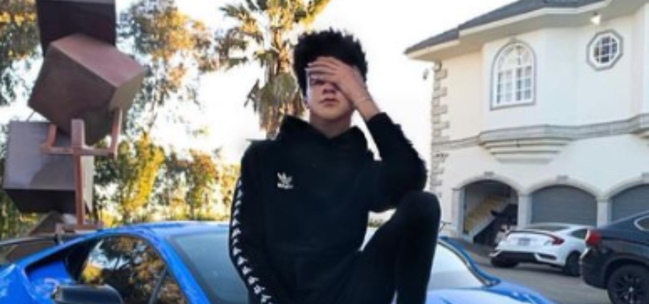 Influencer non parla più coi parenti "Non sono famosi"/ Larz