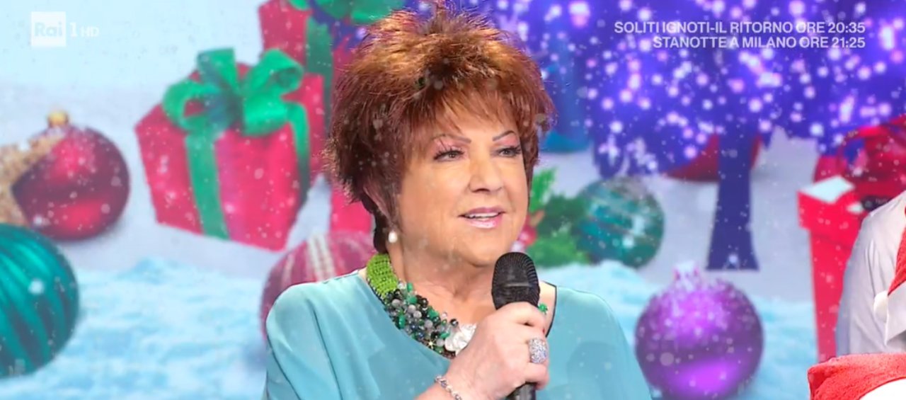 Orietta Berti, regalo marito Osvaldo Paterlini a Domenica In/ Forma di parmigiano… Orietta Berti, regalo marito Osvaldo Paterlini a Domenica In/ Forma di parmigiano…