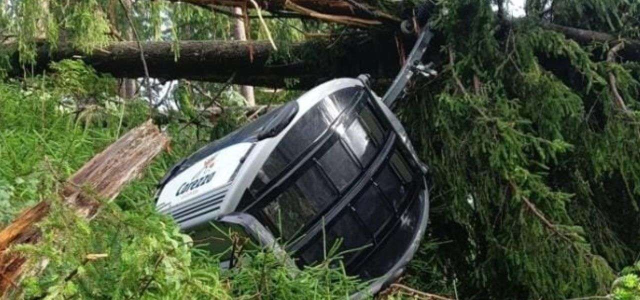 Lago di Carezza: cabina della funivia cade/ Disagi per il maltempo in ...