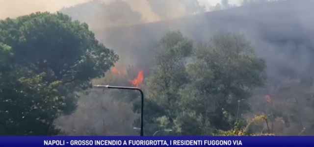 Incendio Napoli, Brucia Monte Sant'Angelo: 77 Persone Evacuate/ Video ...